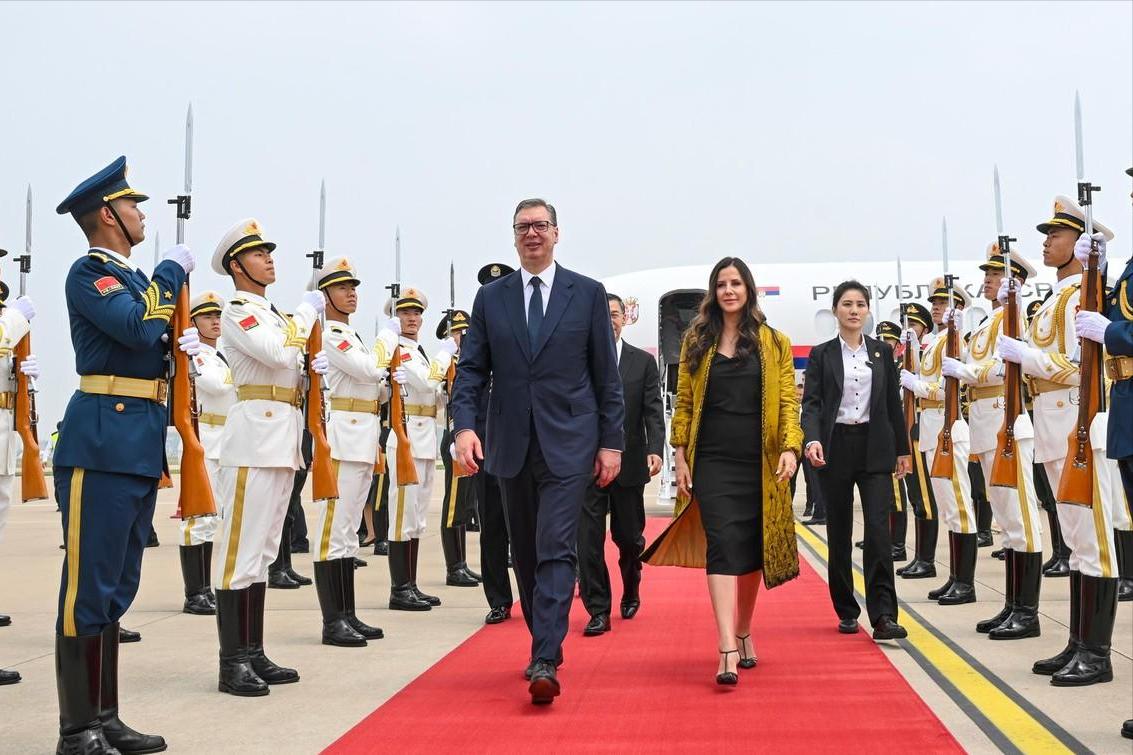 塞尔维亚为何选中国？武契奇坐着小飞机访华，但中方给塞尔维亚的东西，10架运20都