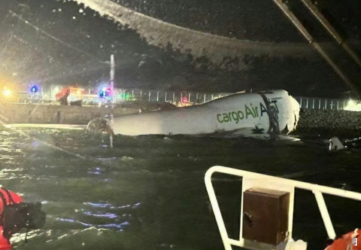 香港机场一飞机坠海香港国际机场凌晨近4时发生导致2人死亡的严重事故，1架阿联酋航