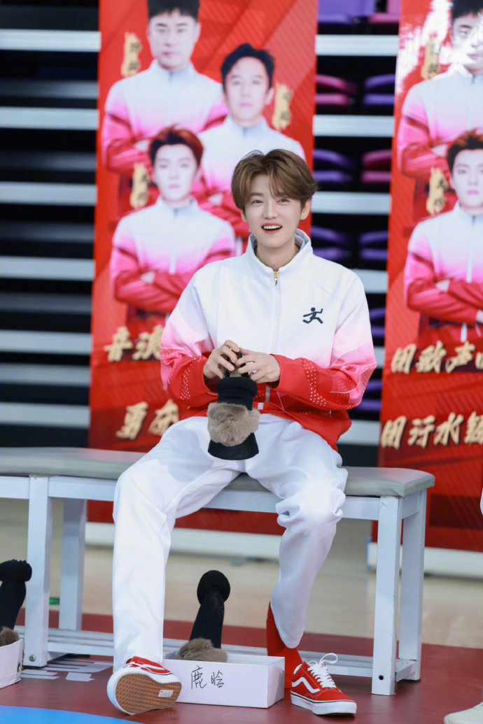 鹿晗五哈湿身湿发海报运动风的鹿晗鹿晗五哈湿身湿发海报，运动风的鹿晗即将中午上