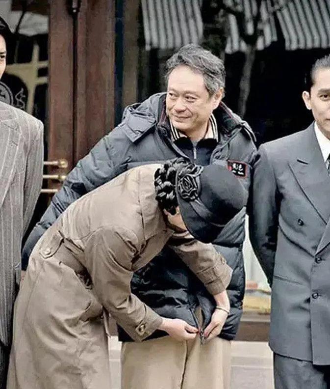 看了拍色戒时汤唯与李安、梁朝伟、王力宏的这些合照，不管外界怎么传言，他们都是享受