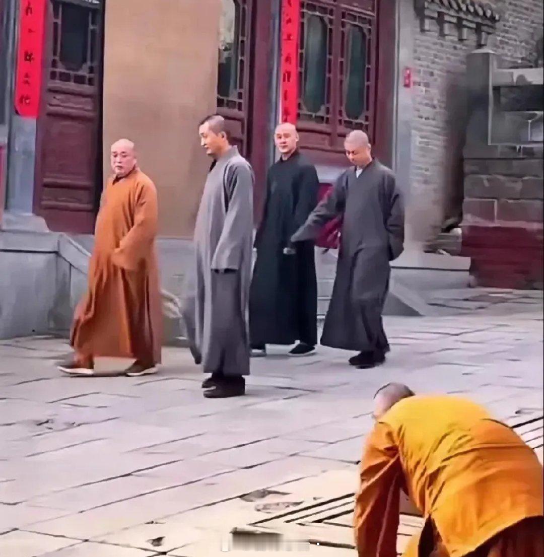 释永信的狂妄在生活点滴中体现的淋漓尽致！面对寺庙里的其他僧人跪拜大礼，仅仅只是瞟