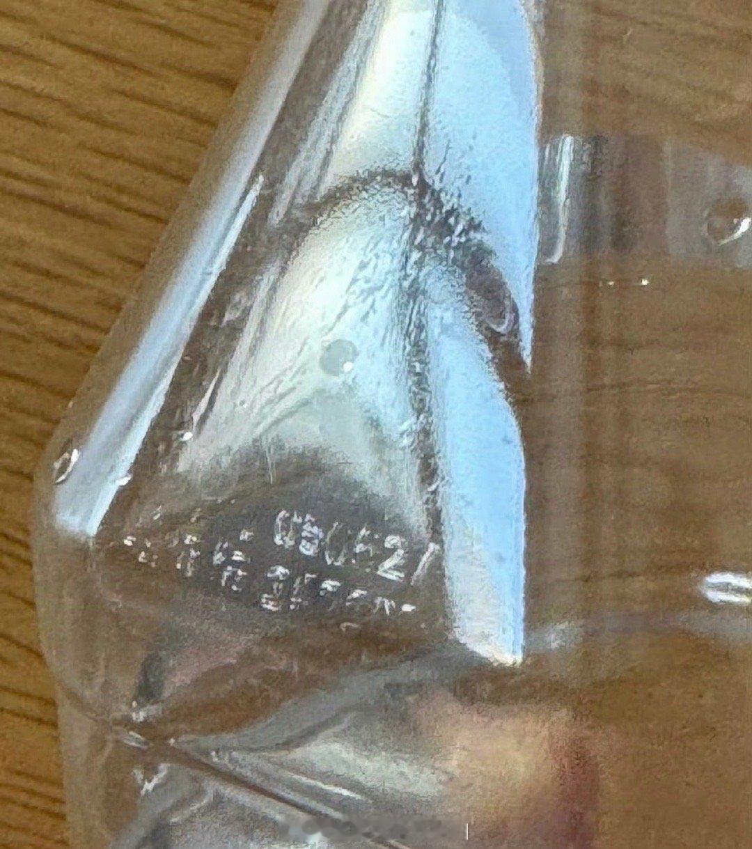 网友保存何炅20年前喝过的水网友晒了何炅20年前喝过的水我滴妈呀