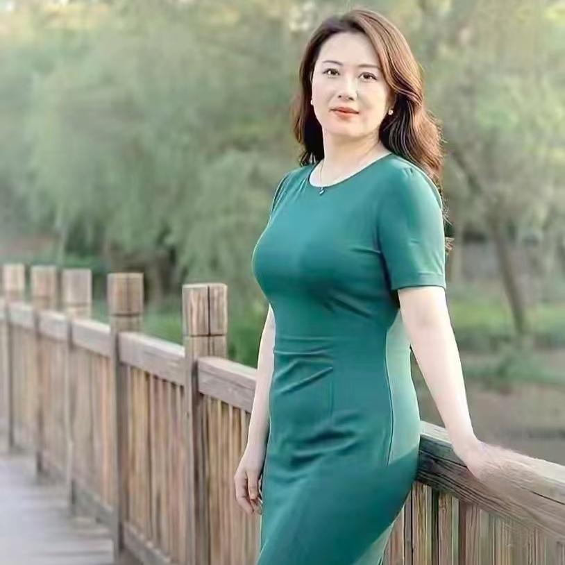 中年的高级感真不靠瘦！这位姐姐温柔气质太抓人木栈道偶遇一位姐姐，一身简约墨