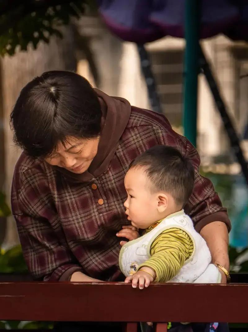 上周在淘气堡，一个小男孩把别的小朋友的脸挖伤了，现场家长全懵了！这孩子才几岁就敢