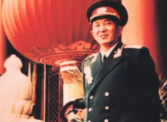 1966年3月18日，60岁的罗瑞卿将军从3楼纵身跳下，当场血流不止，消息传出，
