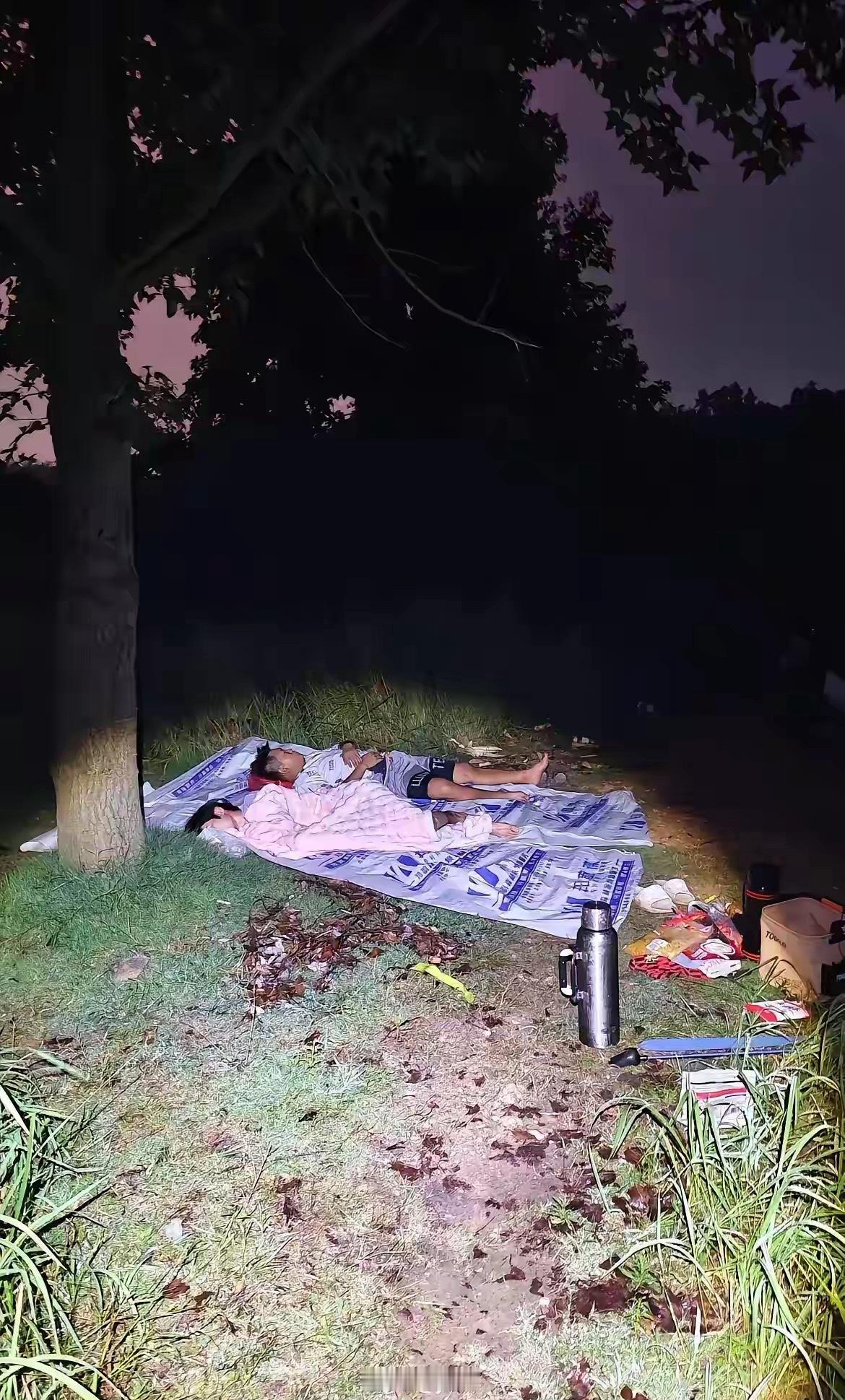 钓鱼人晚上钓鱼的一幕，不得不说，惊呆了啊。​​​