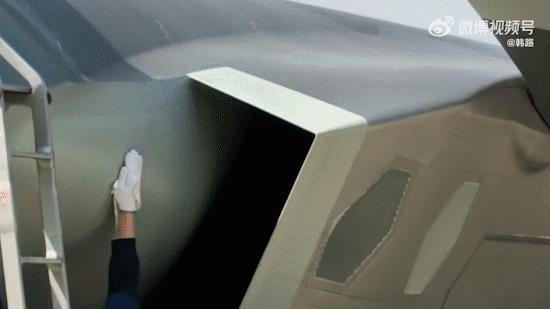 歼20一落地地勤就开始擦了，这就是专业！你糊弄武器，武器在关键时刻就糊弄你。这