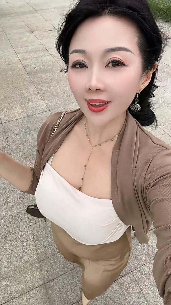 我什么都不要，我只要你，我要你一直都在，此生有你就够了。