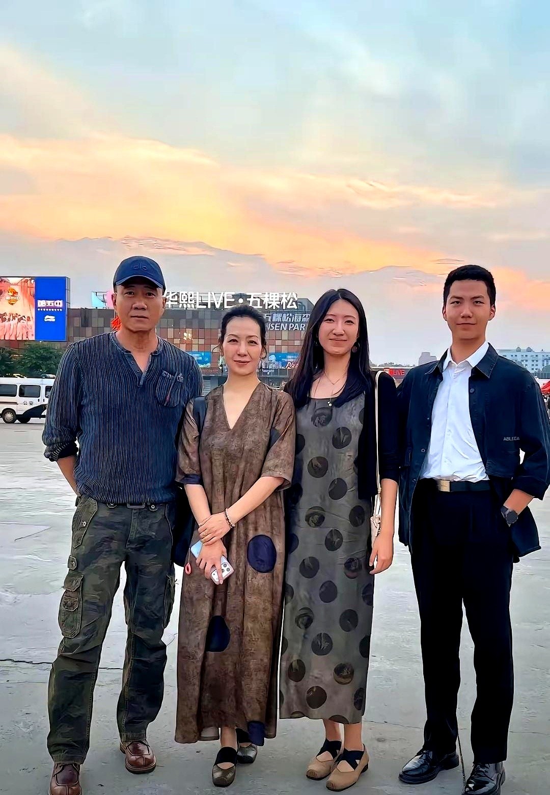 胡军一家四口在五棵松被拍到，这张照片信息量有点大。夕阳下，胡军一身便服，没了荧幕上的硬汉劲儿，就是个