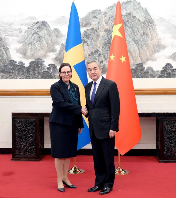 瑞典外长要求中国释放桂敏海，中方明确表态10月16日，中国外长王毅在北京会见