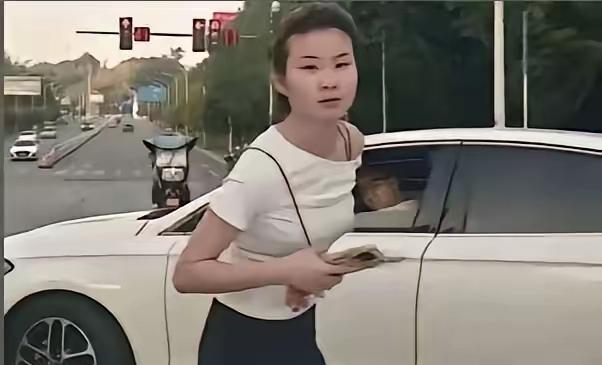 重庆拦车女子要社死了，同时社死的还有她的老公。他们现在已经不是强行加塞这一件事