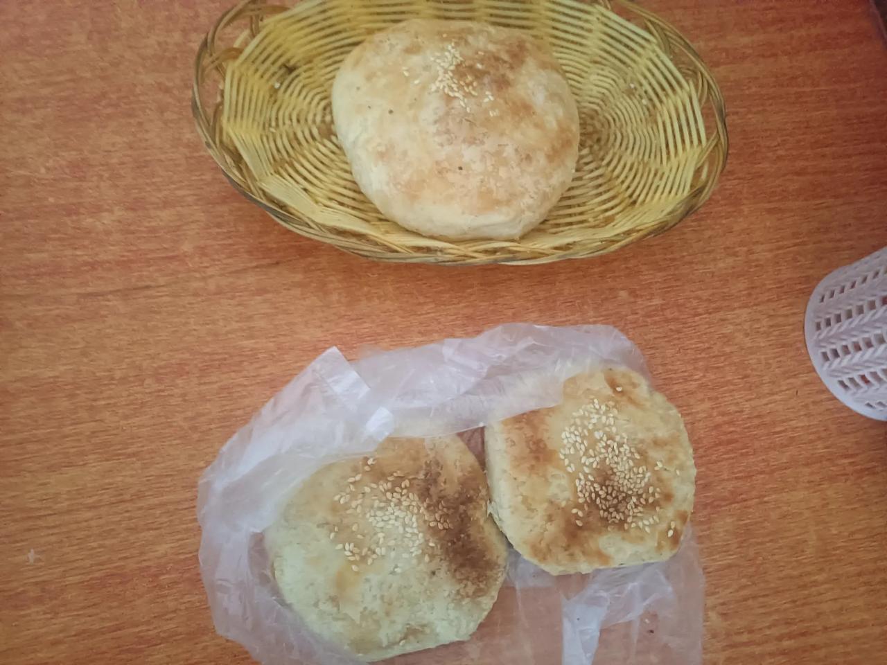 河东大北边路东有个有个油酥烧饼，八毛钱一个，一块五俩，老豆腐两块一碗；（就是第一