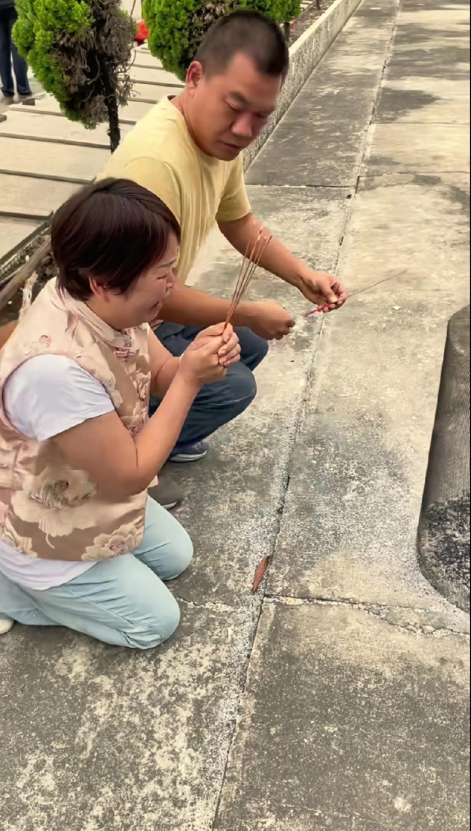 叶锐聪妈妈果断的不给买家留哭的机会是对的。毕竟叶锐聪还是个孩子,长痛不如短痛,如