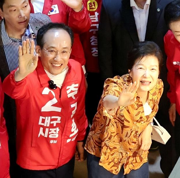 阔别政坛8年！朴槿惠重启竞选活动，正式重返韩国政治舞台5月23日，韩国前总统