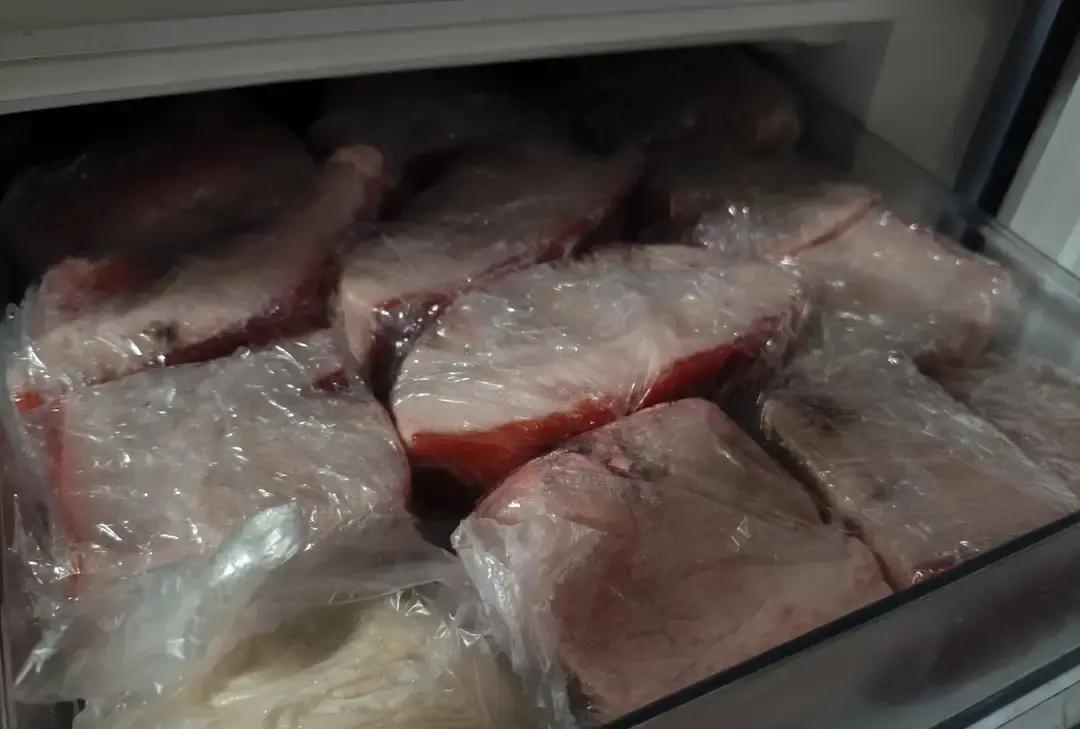 昨天元旦儿媳妇把儿子和两个娃一起拖回娘家。老大一路嘟囔要在家看动画片。我腰疼