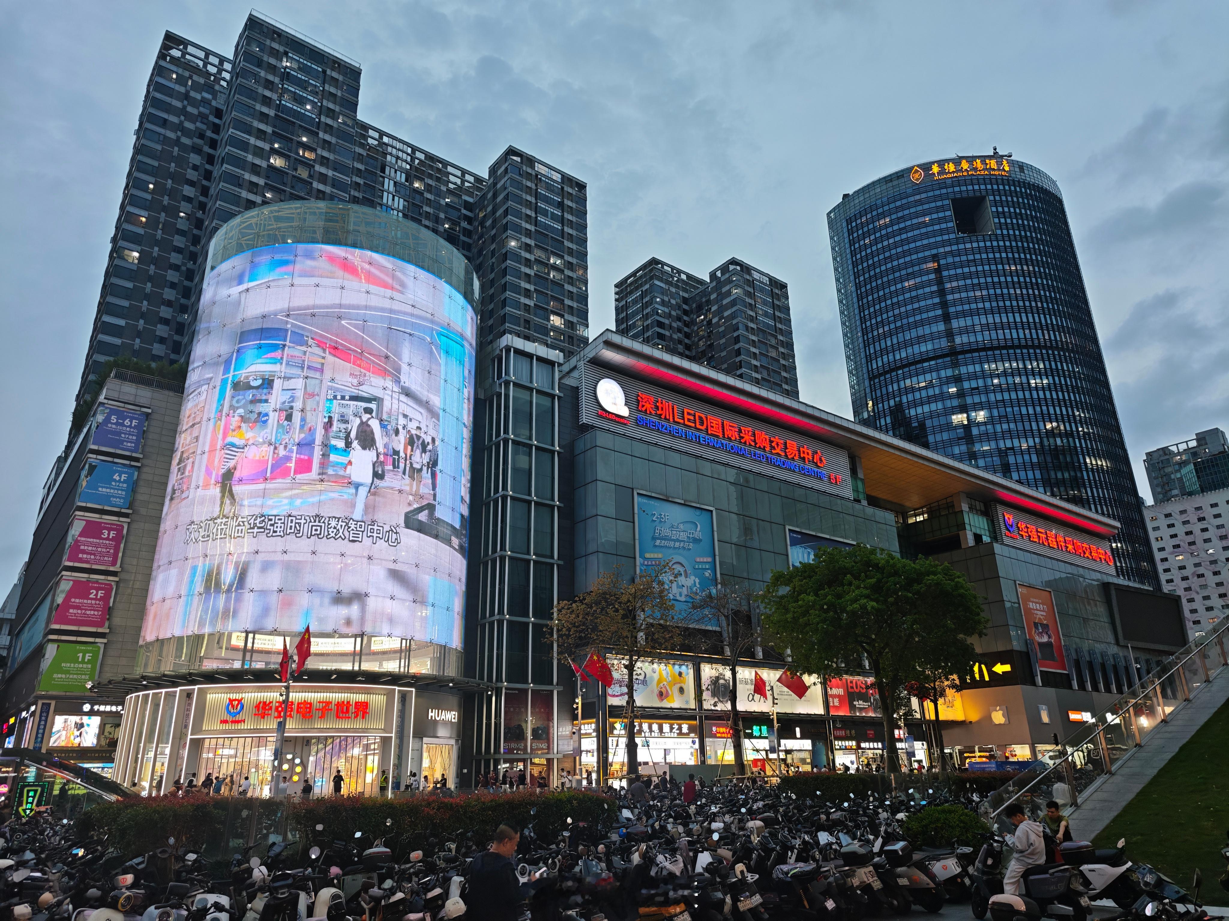 华强北有点像南京新街口和珠江路的结合体