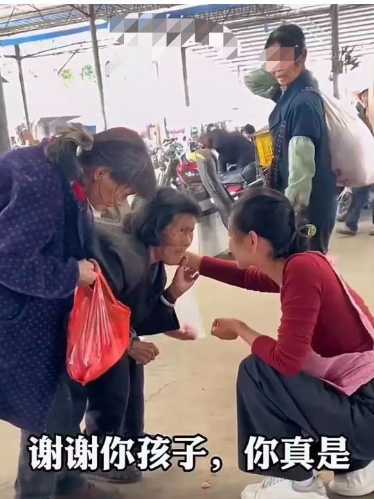 泪目！广东佛山，98岁老母弯腰护智障女儿，只因孩子喊了句"想吃肉"。她攥