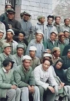 那年，延安文艺座谈会合影，毛主席与著名电影演员田方非常朴素地坐在一起。建国后，田