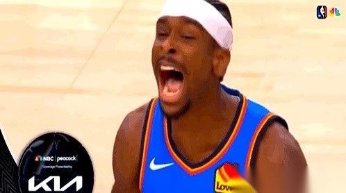 都说亚历山大是靠罚球线的。结果他真被吹了个犯规，站上罚球线前，冲着空...