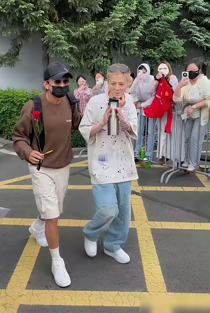鹿晗现在怎么了？好的不学，非要学人家驼背（权志龙）好像这样就很潮了…………