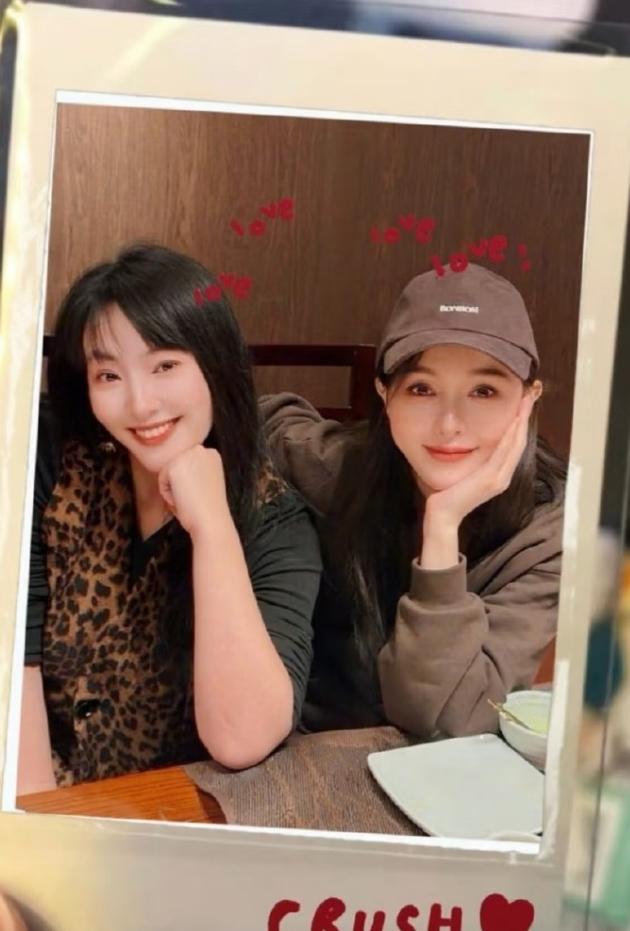 唐嫣真闺蜜上热搜这事更尴尬了！唐嫣因为蒂芙尼站位被怀疑抢C的事上了不太友好的热