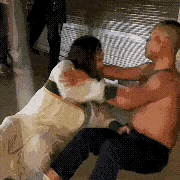 横店大神兵兵，真的是游手好闲、好吃懒做，这个人离婚有两个小孩，但却对两个小孩不管