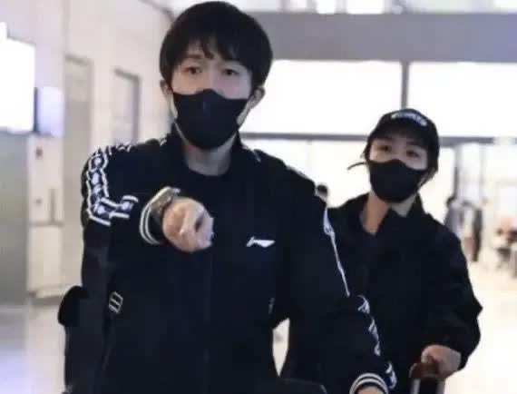 巴黎奥运会的时候，我们可能没注意到王楚钦的一个小细节。大家都知道孙颖莎得打三项比