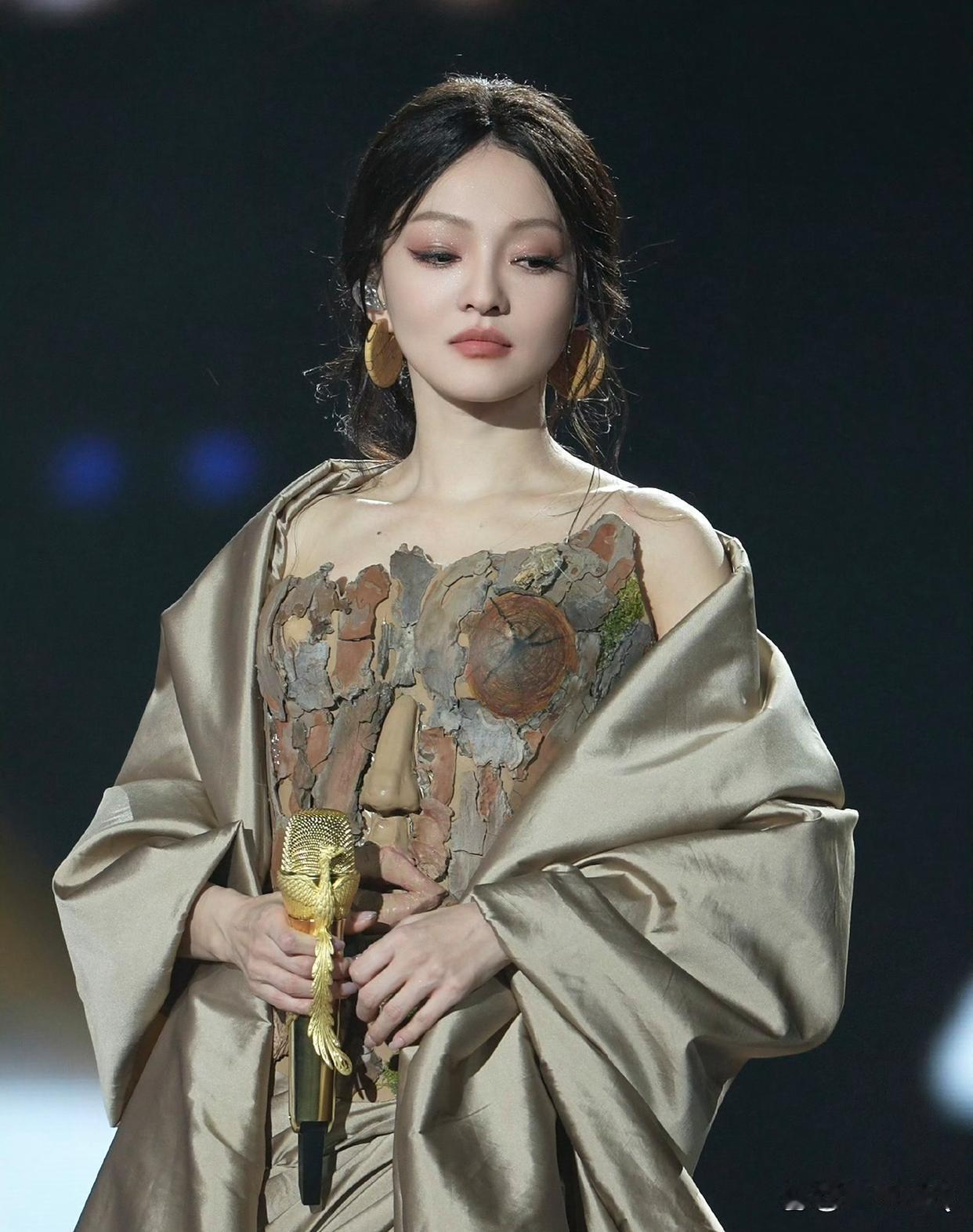 我擦，张韶涵的衣服前面竟然是一张脸，好抽象的艺术。​​​
