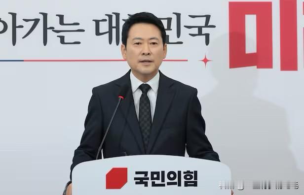 2月20日，韩国国民力量党张东赫身着丧服首次就尹锡悦案表态：坚持无罪推定，拒与尹