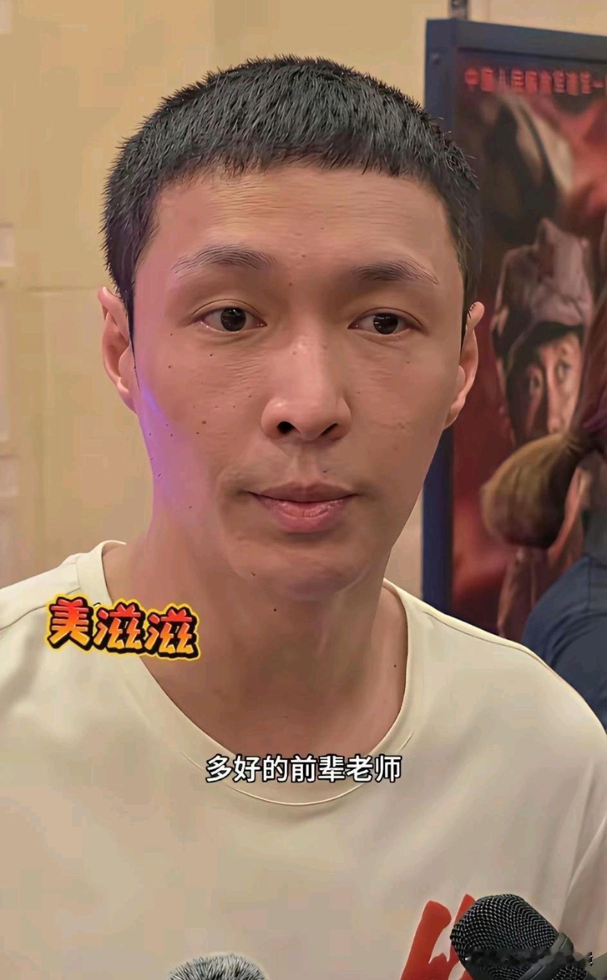 看多了舞台上油头粉面、精致包装的男艺人，再看张艺兴的素颜状态，反倒让人眼前一亮。