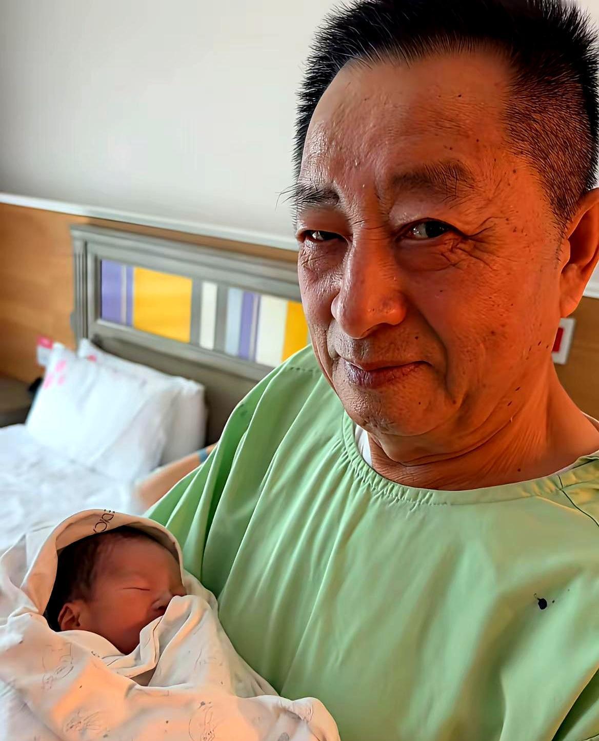 前两次闹上热搜，这次他连手机都不碰汪小菲把手机倒扣在产房墙角，手指悬在新生