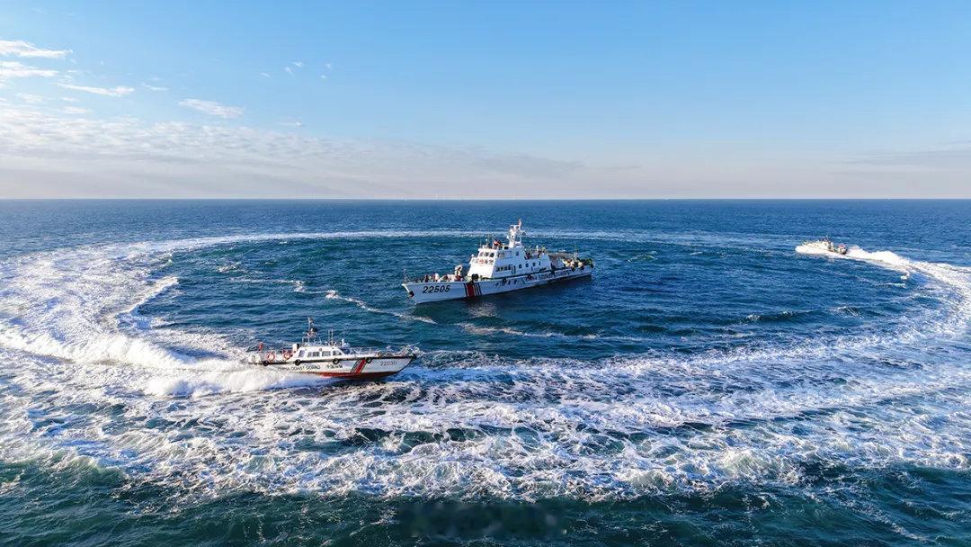 各地海警持续掀起练兵热潮【凛冬砺剑，燃动海疆练硬功】战舰列阵、铁翼飞旋、朔风卷海