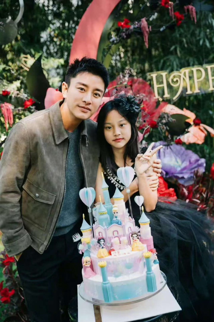 曝甜馨妈妈二胎孩子父亲是贾乃亮如果那个小女孩真是李小璐的亲戚或朋友孩子，网友们