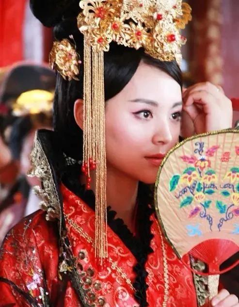篡位成功的北齐皇帝高洋，看中了大臣元昂的妻子李祖猗。一次家宴时，他借着酒劲将一壶