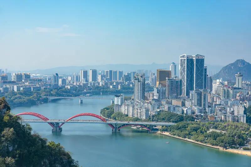 网友爬山打卡广西柳州下雪啦！1月20日，融水苗族自治县元宝山国家森林公园降雪，