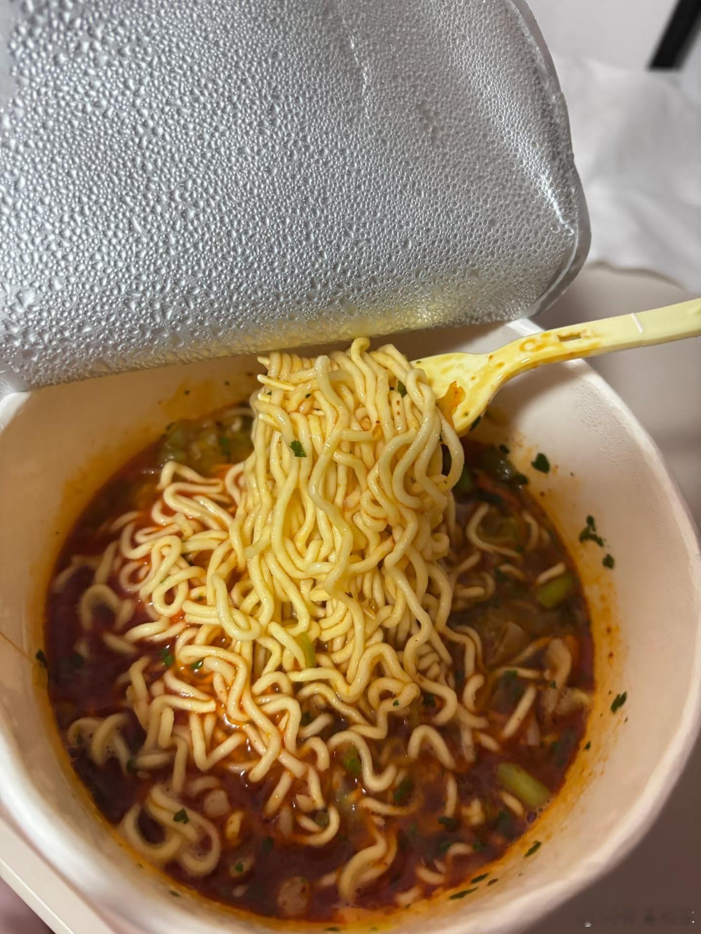 泡面不健康不是因为防腐剂天天就吃一样东西肯定不行啊。说实话，方便面从卫生来说，要