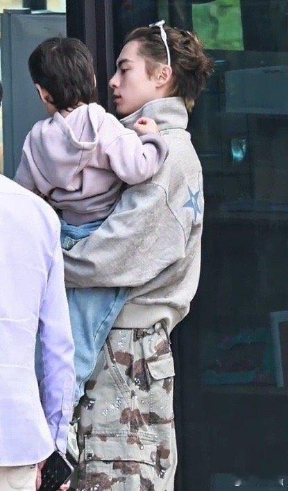 王鹤棣亲爱的客栈抱娃路透亲爱的客栈温柔藏在细节里，王鹤棣托住小朋友的动作，尽显细