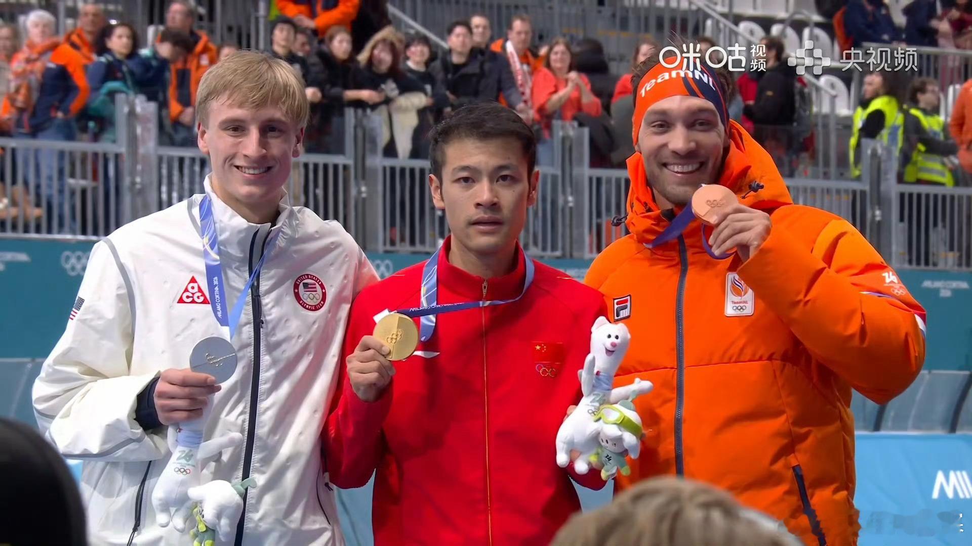 宁忠岩属于成绩很稳定的队员，稍微关注速度滑冰的人都知道，他常年保持世界前三，上届