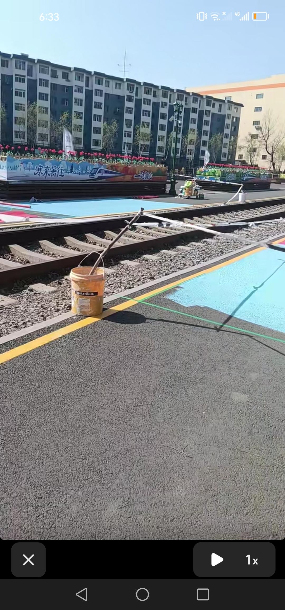 吉林市吉海铁路慢行步道开始刷漆啦，十公里长的步道涂上彩漆，必定美轮美奂！近日