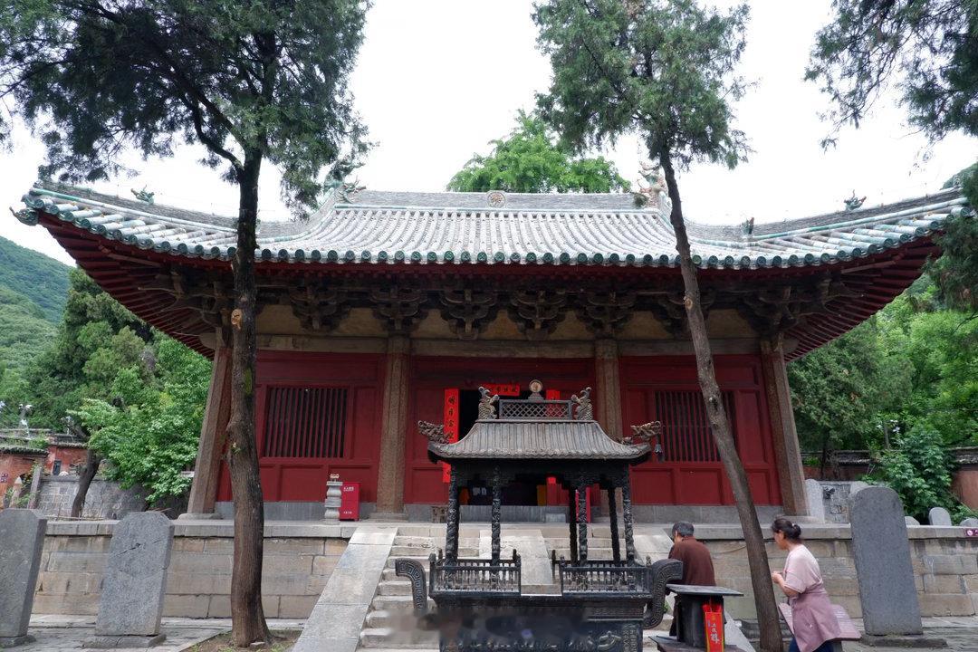 登封初祖庵离常住院步行大概15分钟，一路都无人。包含在少林寺门票内，但游客极少