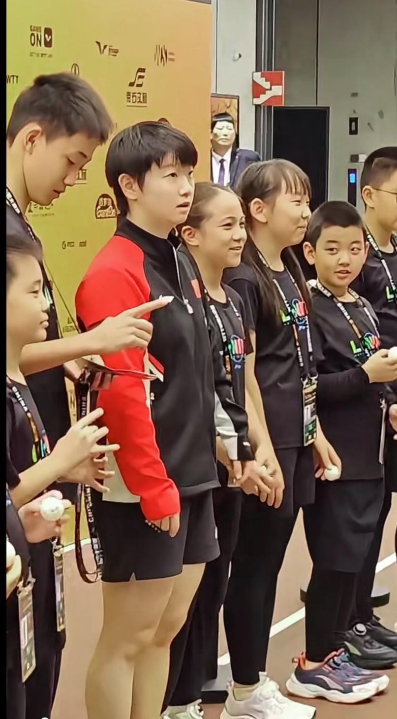 中国大满贯莎莎和小球童们一起合影！莎莎：你们都吃什么了，长这么高，莎莎跟小朋友