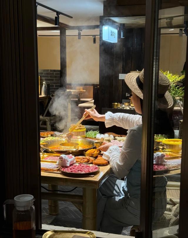 儿子上班的火锅店今天已经闭店了。儿子说，昨天早上。老板来店里和他们道别。老板