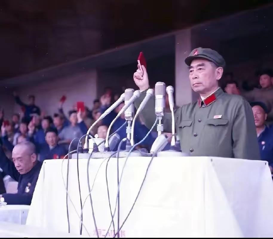 第一次见周总理军装照，慈祥和蔼的面孔里带着几许严肃。
