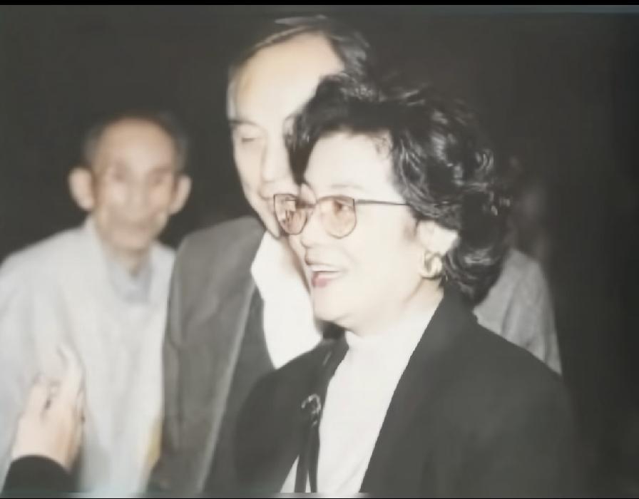 1994年香港红磡体育馆，王菲的父母观看女儿的演唱会。演唱会的后台，母亲给王菲