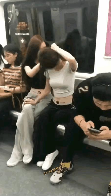 地铁穿搭吸睛引热议，“看与不看”间藏着成年人的体面有网友笑问：“为什么旁边的