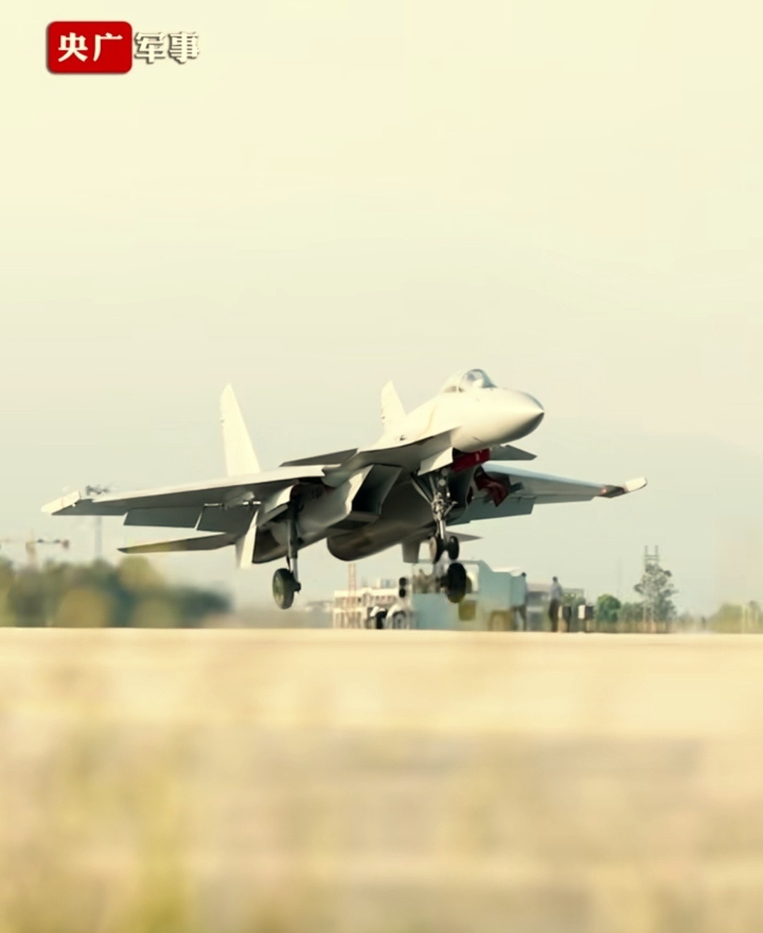 辽宁舰山东舰福建舰呼叫81192返航王伟生前部队现在装备的是舰载战斗机，战友们替