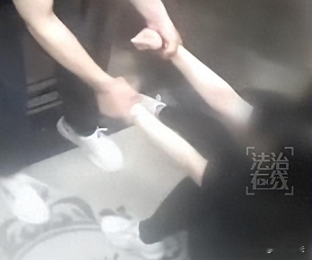 山西，一女孩在当地婚介所的介绍下，认识了一位男子。二人见面后感觉对方还不错，答应