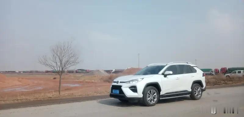 RAV4荣放选两驱还是四驱，得看个人需求。要是预算有限，日常就在城市通勤，两驱就