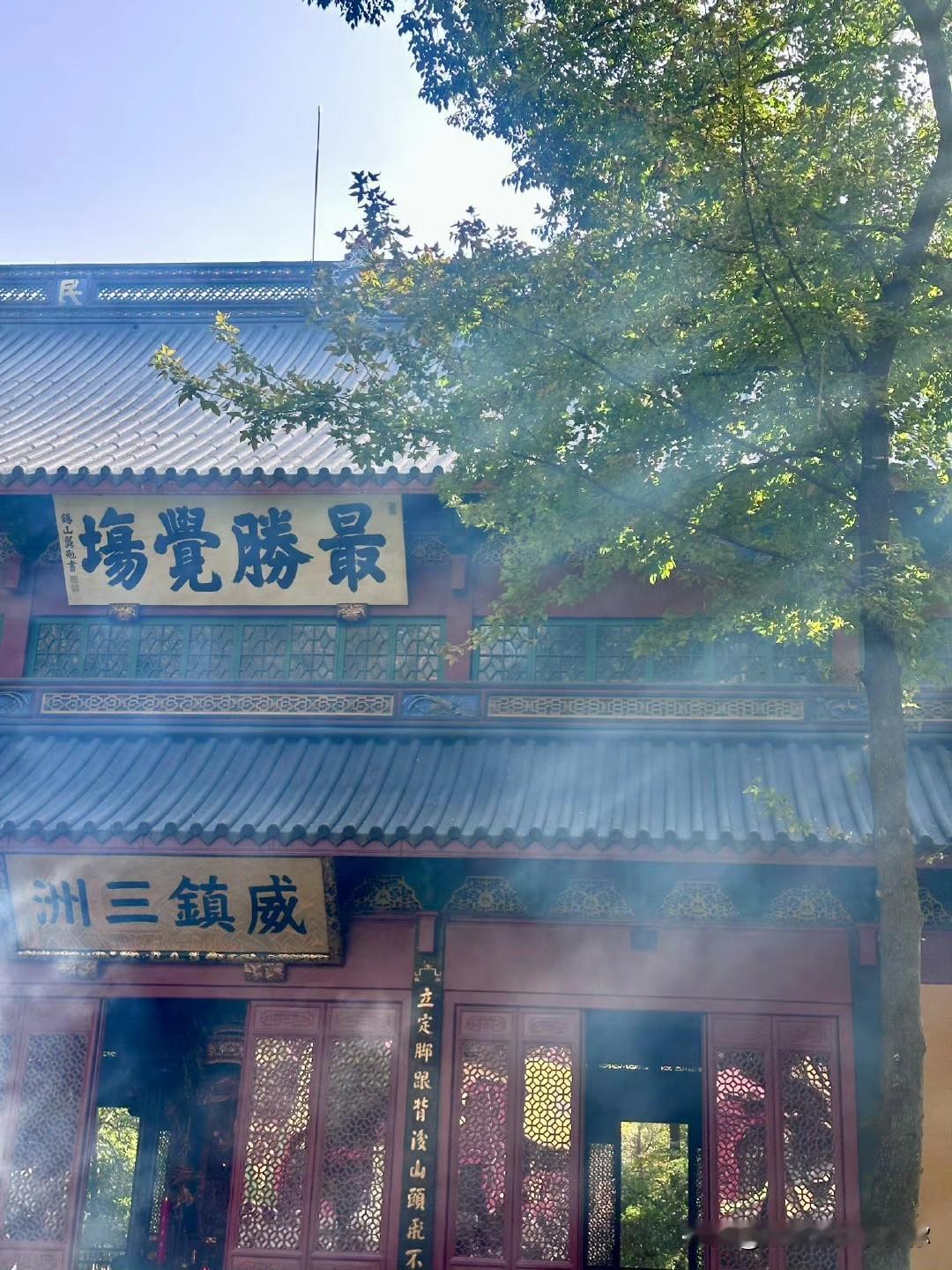 今天朋友圈都被灵隐寺刷屏了。不是因为香火更旺了，而是它突然免费了，一天就涌进