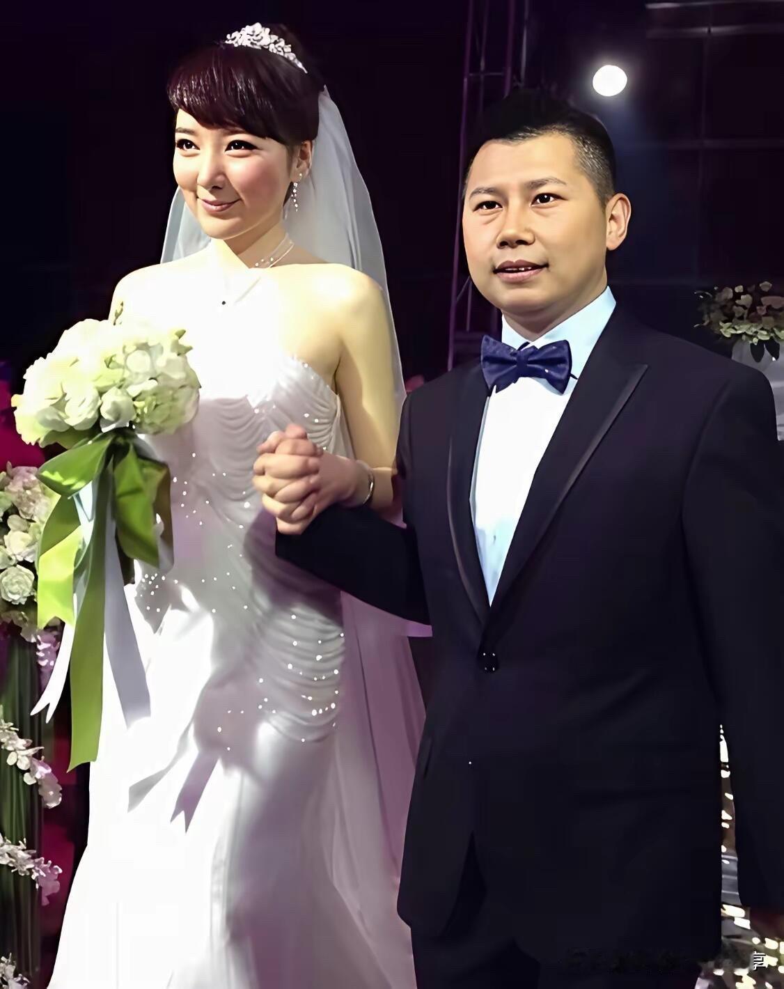 相声演员何伟，感觉颜值也没有比岳云鹏高多少，但他有实力，相声讲的好，娶到了美丽的